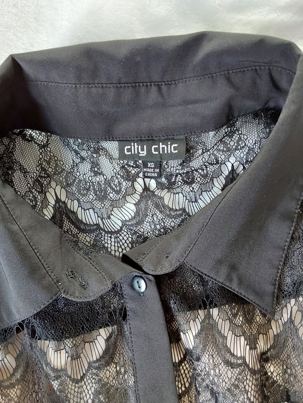 Chic Black Lace Button-Up Sleeveless Blouse - Picture 3 of 3